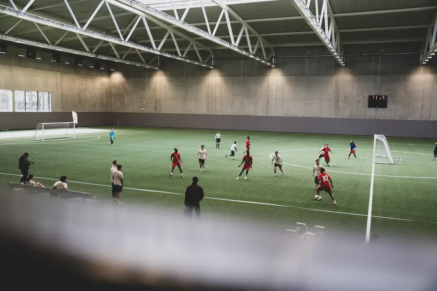 Blick über das Feld in der Halle