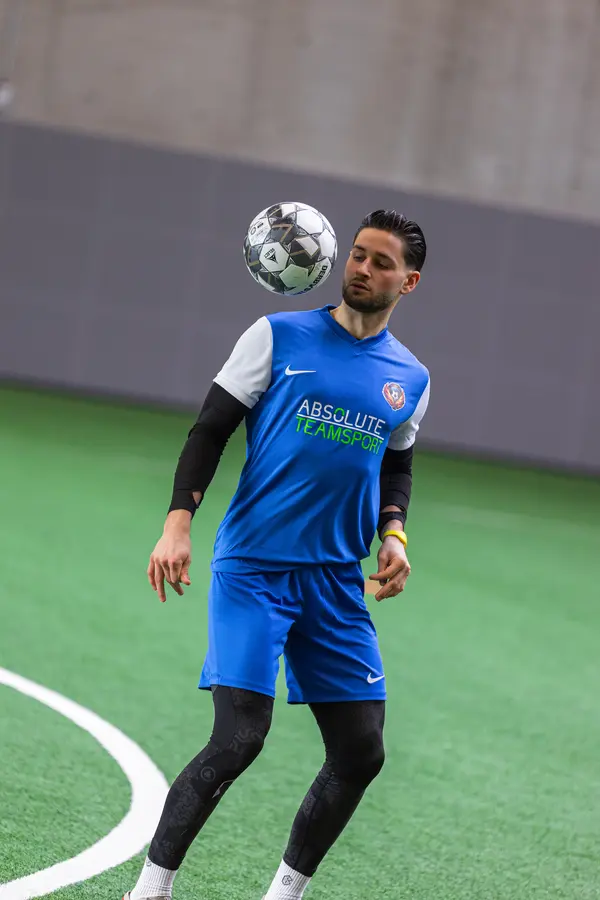 Spieler jongliert den Ball