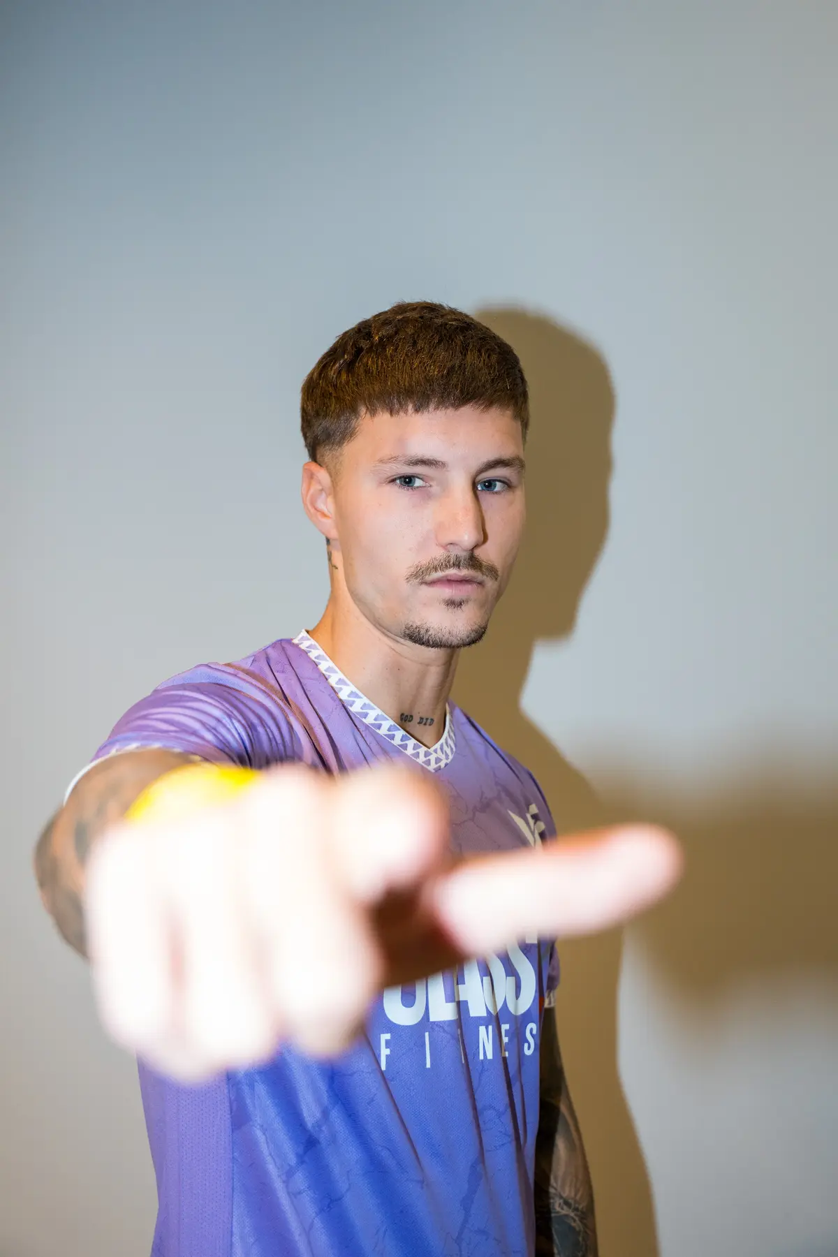 Spieler im lila Trikot zeigt in die Kamera